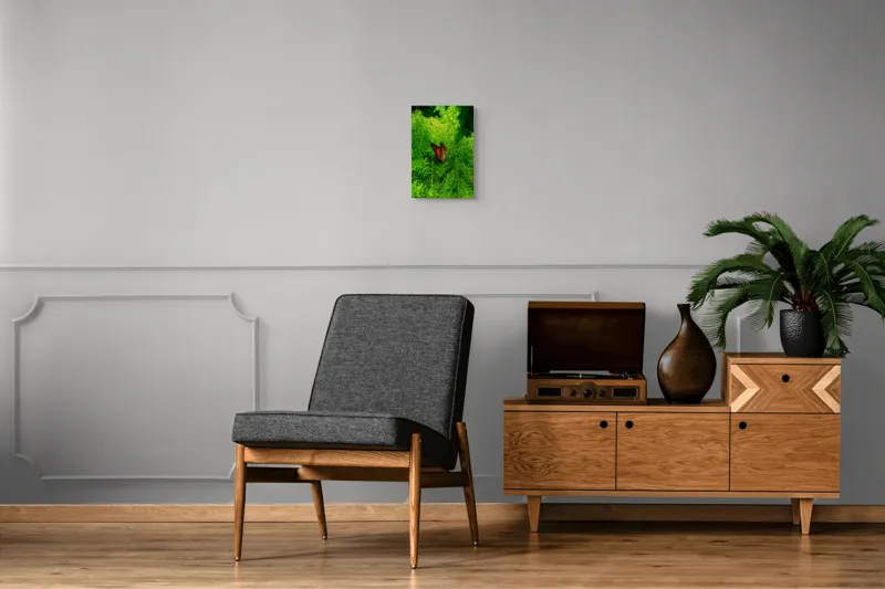 Tablou Canvas, "Fluture printre frunze verzi luxuriante", Fluture, Aripi, Roșu, Negru, Verdeață, Frunziș, Natură, Lumină, Detaliu, Contrast, 26 x 39 cm – poza 8