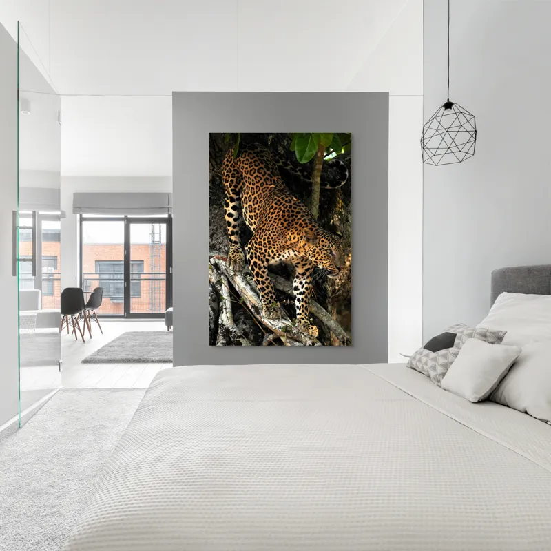 Tablou Canvas, "Leopard înfruntând umbra copacului străvechi", 100 x 150 cm – poza 5