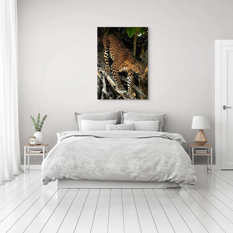 Tablou Canvas, "Leopard înfruntând umbra copacului străvechi", 70 x 100 cm – poza 3