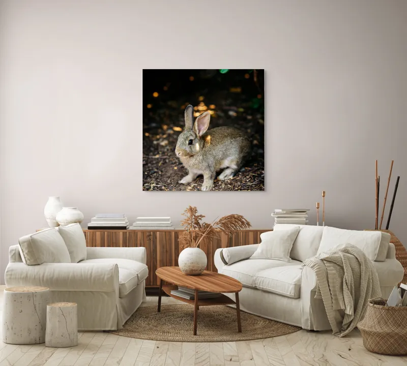 Tablou Canvas, "Iepurașul în lumina pădurii", Iepuraș, Blândețe, Natură, Pământ, Umbre, Lumină, Frunze, 100 x 100 cm – poza 3