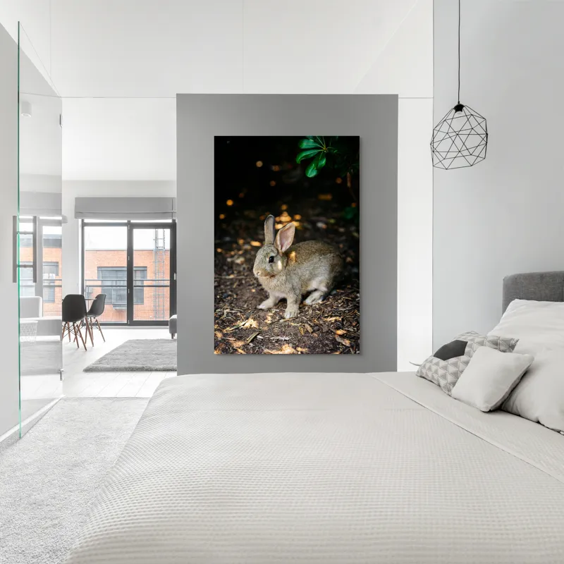 Tablou Canvas, "Iepurașul în lumina pădurii", Iepuraș, Blândețe, Natură, Pământ, Umbre, Lumină, Frunze, 100 x 150 cm – poza 5