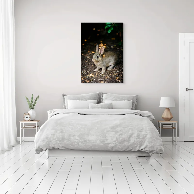 Tablou Canvas, "Iepurașul în lumina pădurii", Iepuraș, Blândețe, Natură, Pământ, Umbre, Lumină, Frunze, 70 x 100 cm – poza 3