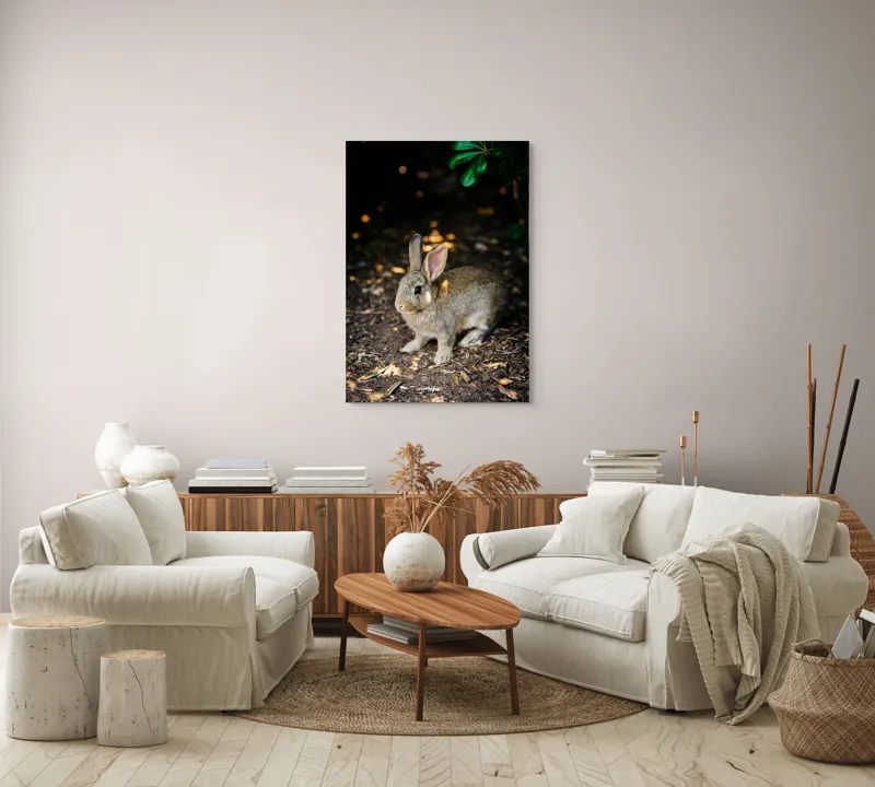 Tablou Canvas, "Iepurașul în lumina pădurii", Iepuraș, Blândețe, Natură, Pământ, Umbre, Lumină, Frunze, 70 x 100 cm – poza 4