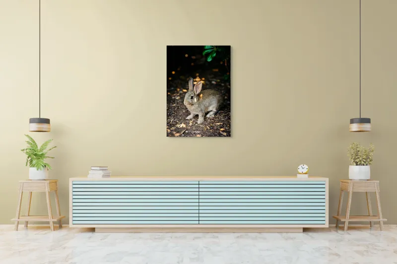 Tablou Canvas, "Iepurașul în lumina pădurii", Iepuraș, Blândețe, Natură, Pământ, Umbre, Lumină, Frunze, 70 x 100 cm – poza 5
