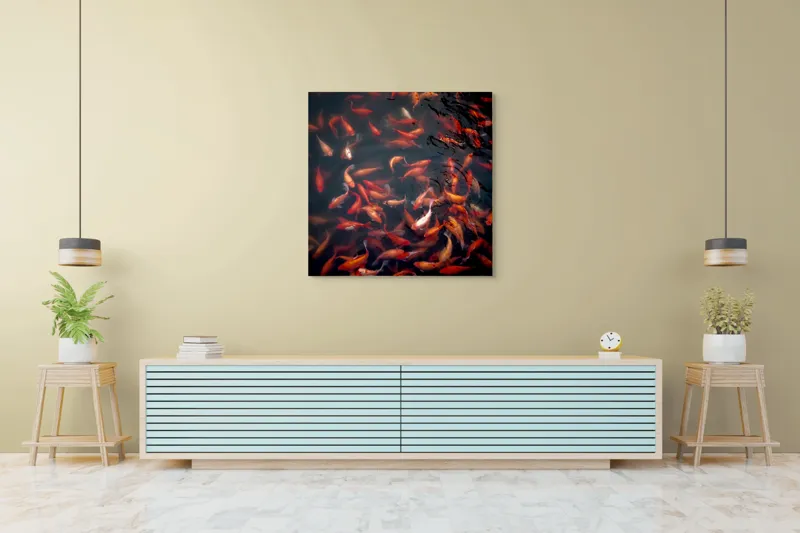 Tablou Canvas, "Dansul peștilor colorați în apă", Pestisori, Auriu, Rosu, Aglomeratie, Apa, Miscare, Contrast, Vibrant, Reflexii, Peste, 100 x 100 cm – poza 5
