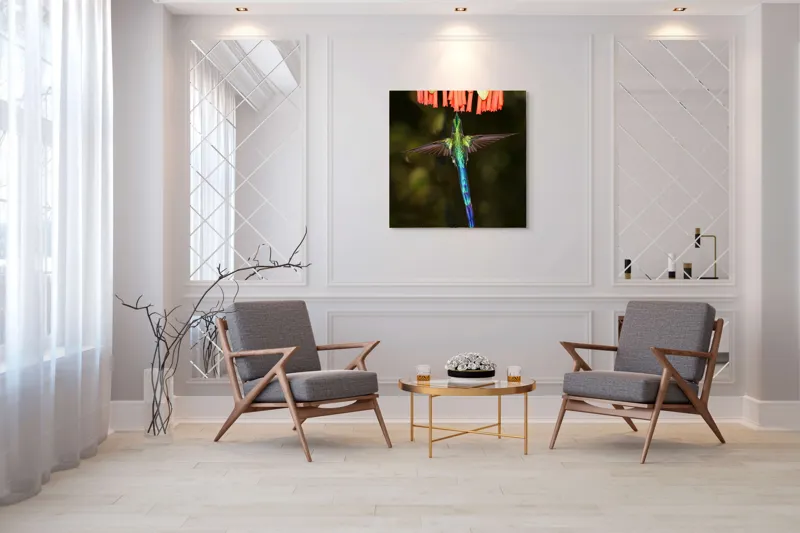 Tablou Canvas, "Colibri în zbor spre flori roșii", Zbor, Colibri, Nectar, Verde, Aripi, Flori, Sclipire, Natură, Delicatețe, Viteză, 100 x 100 cm – poza 7
