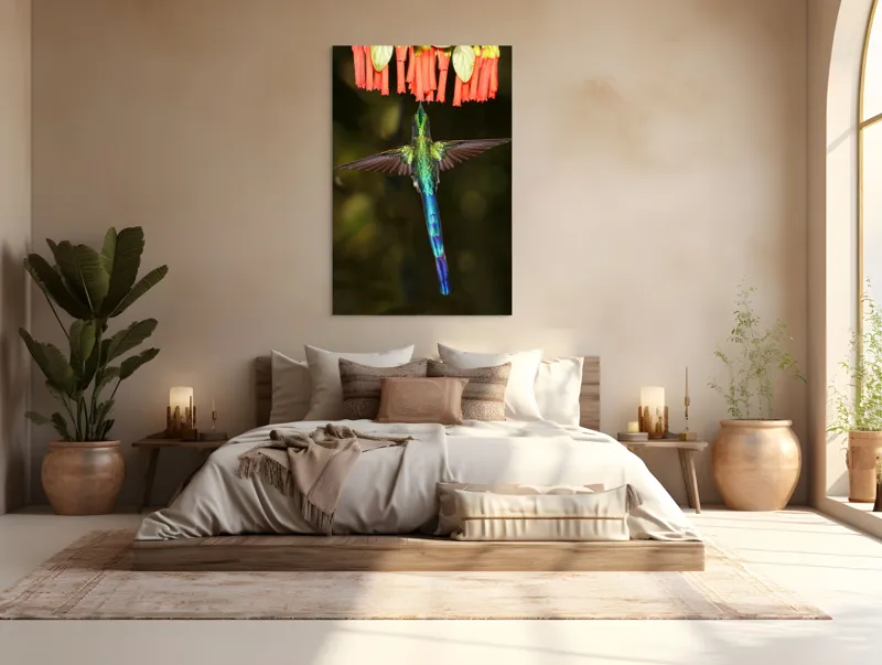 Tablou Canvas, "Colibri în zbor spre flori roșii", Zbor, Colibri, Nectar, Verde, Aripi, Flori, Sclipire, Natură, Delicatețe, Viteză, 100 x 150 cm – poza 3
