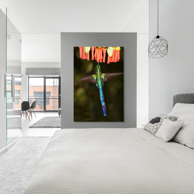 Tablou Canvas, "Colibri în zbor spre flori roșii", Zbor, Colibri, Nectar, Verde, Aripi, Flori, Sclipire, Natură, Delicatețe, Viteză, 100 x 150 cm – poza 5