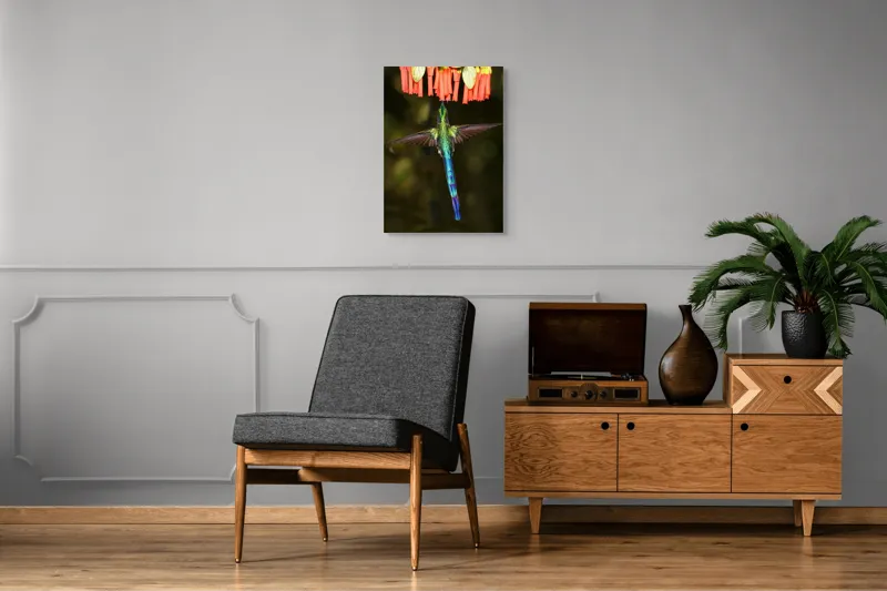 Tablou Canvas, "Colibri în zbor spre flori roșii", Zbor, Colibri, Nectar, Verde, Aripi, Flori, Sclipire, Natură, Delicatețe, Viteză, 50 x 70 cm – poza 8
