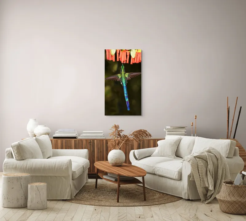 Tablou Canvas, "Colibri în zbor spre flori roșii", Zbor, Colibri, Nectar, Verde, Aripi, Flori, Sclipire, Natură, Delicatețe, Viteză, 50 x 90 cm – poza 7