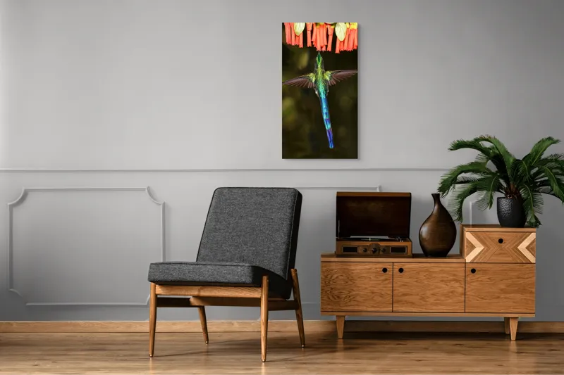 Tablou Canvas, "Colibri în zbor spre flori roșii", Zbor, Colibri, Nectar, Verde, Aripi, Flori, Sclipire, Natură, Delicatețe, Viteză, 50 x 90 cm – poza 8