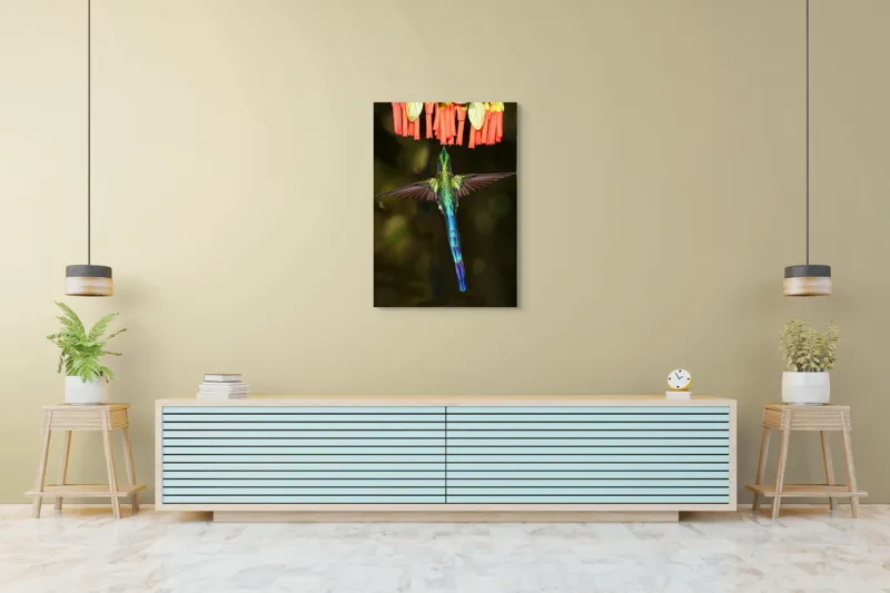 Tablou Canvas, "Colibri în zbor spre flori roșii", Zbor, Colibri, Nectar, Verde, Aripi, Flori, Sclipire, Natură, Delicatețe, Viteză, 70 x 100 cm – poza 5