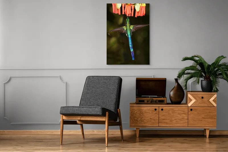 Tablou Canvas, "Colibri în zbor spre flori roșii", Zbor, Colibri, Nectar, Verde, Aripi, Flori, Sclipire, Natură, Delicatețe, Viteză, 70 x 100 cm – poza 6