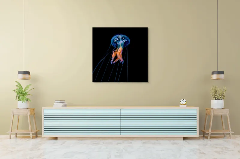 Tablou Canvas, "Meduza plutind în adâncurile oceanului", Meduză, Luminescență, Ocean, Grație, Albastru, Portocaliu, Seninătate, Eleganță, Profunzime, 100 x 100 cm – poza 5