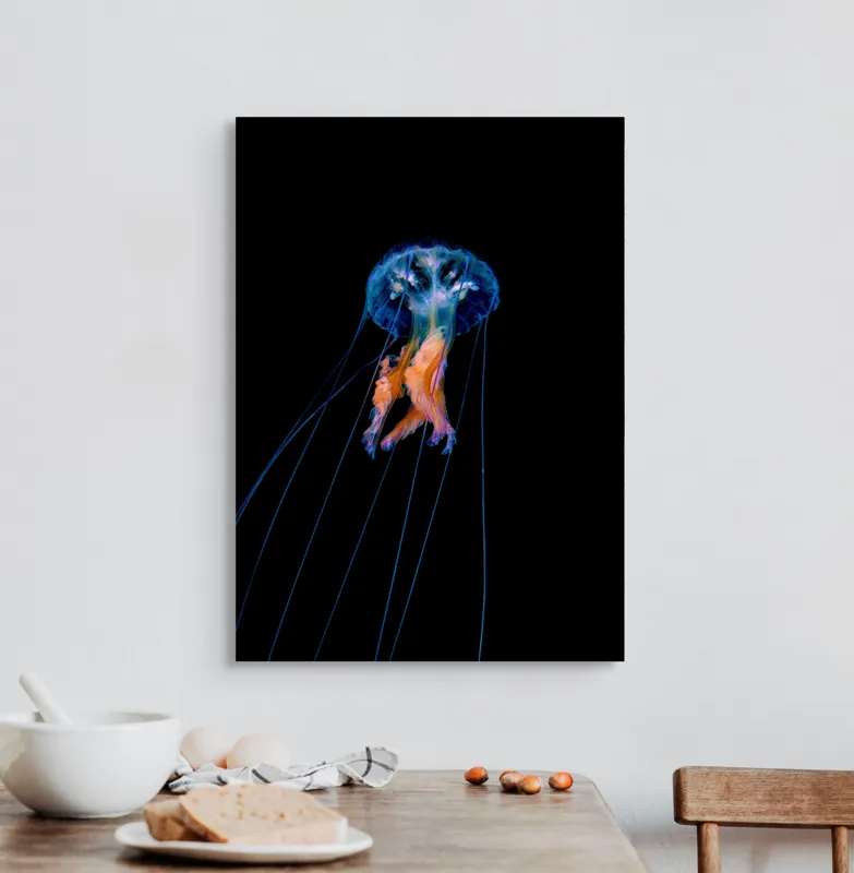 Tablou Canvas, "Meduza plutind în adâncurile oceanului", Meduză, Luminescență, Ocean, Grație, Albastru, Portocaliu, Seninătate, Eleganță, Profunzime, 50 x 70 cm – poza 3