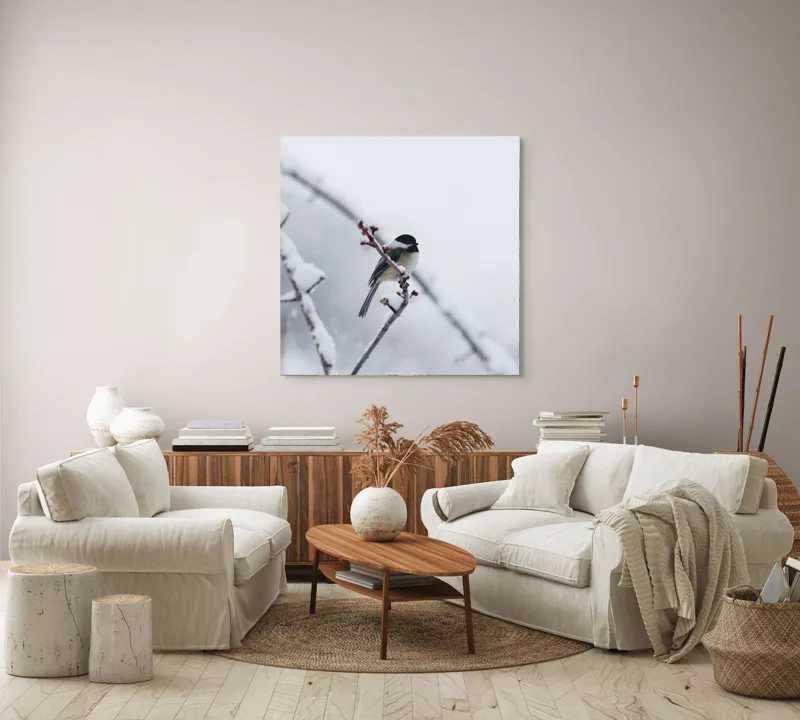 Tablou Canvas, "Micul oaspete pe ramura înghețată", Pasăre, Iarnă, Ramură, Zăpadă, Cer Gri, Frig, Natură, Izolare, Simplitate, Percepție, 100 x 100 cm – poza 3
