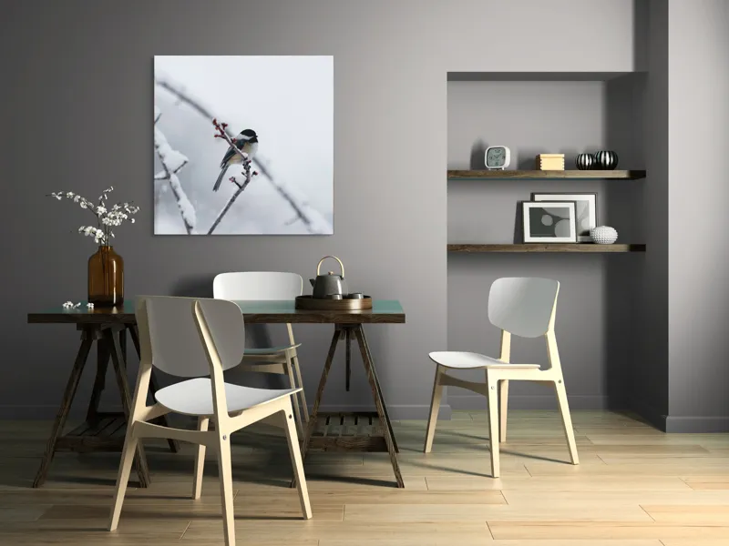 Tablou Canvas, "Micul oaspete pe ramura înghețată", Pasăre, Iarnă, Ramură, Zăpadă, Cer Gri, Frig, Natură, Izolare, Simplitate, Percepție, 100 x 100 cm – poza 6