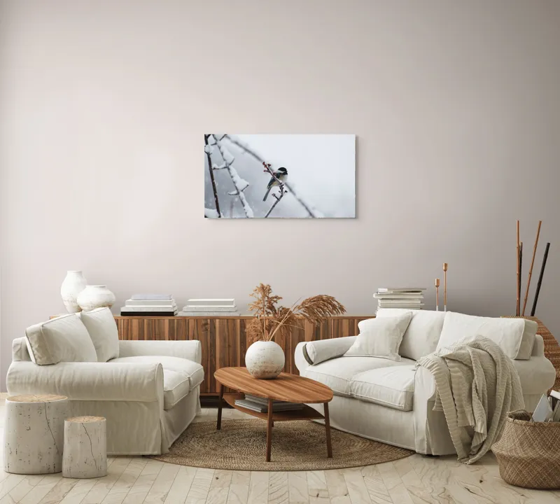 Tablou Canvas, "Micul oaspete pe ramura înghețată", Pasăre, Iarnă, Ramură, Zăpadă, Cer Gri, Frig, Natură, Izolare, Simplitate, Percepție, 90 x 50 cm – poza 4