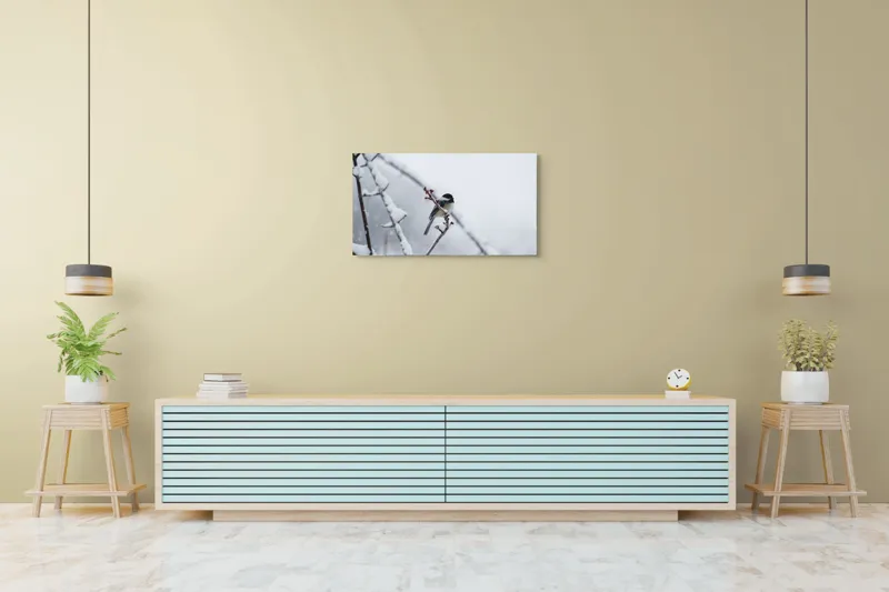 Tablou Canvas, "Micul oaspete pe ramura înghețată", Pasăre, Iarnă, Ramură, Zăpadă, Cer Gri, Frig, Natură, Izolare, Simplitate, Percepție, 90 x 50 cm – poza 5