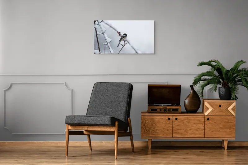Tablou Canvas, "Micul oaspete pe ramura înghețată", Pasăre, Iarnă, Ramură, Zăpadă, Cer Gri, Frig, Natură, Izolare, Simplitate, Percepție, 90 x 50 cm – poza 6