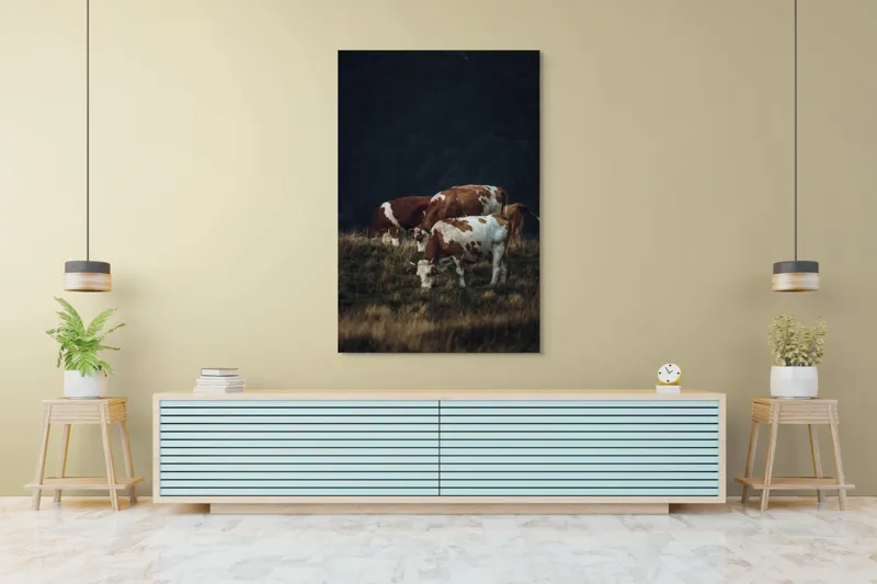 Tablou Canvas, "Vaci pașnice pe pășune montană", Vaci, Pășune, Verdeață, Apus, Natură, Serele, Coline, Tranquilitate, 100 x 150 cm – poza 4