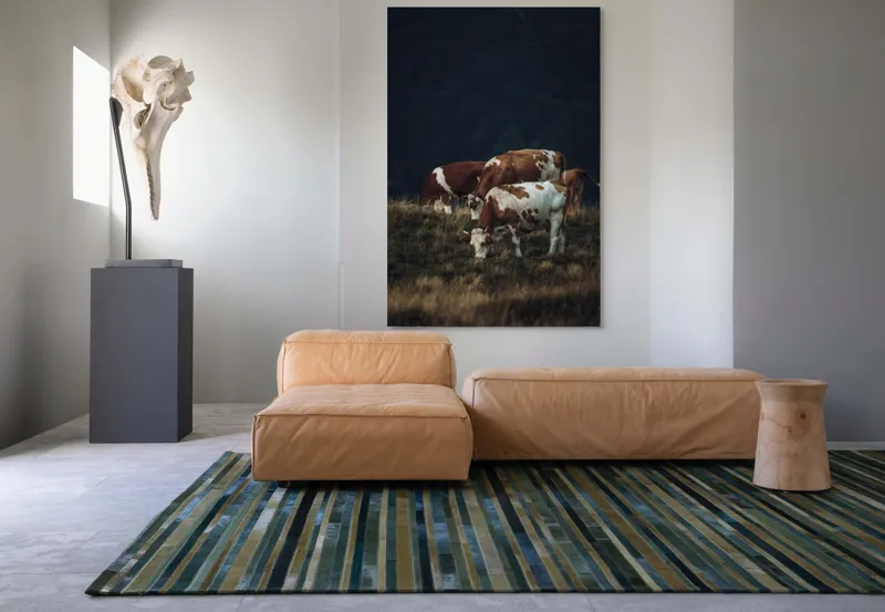 Tablou Canvas, "Vaci pașnice pe pășune montană", Vaci, Pășune, Verdeață, Apus, Natură, Serele, Coline, Tranquilitate, 100 x 150 cm – poza 7