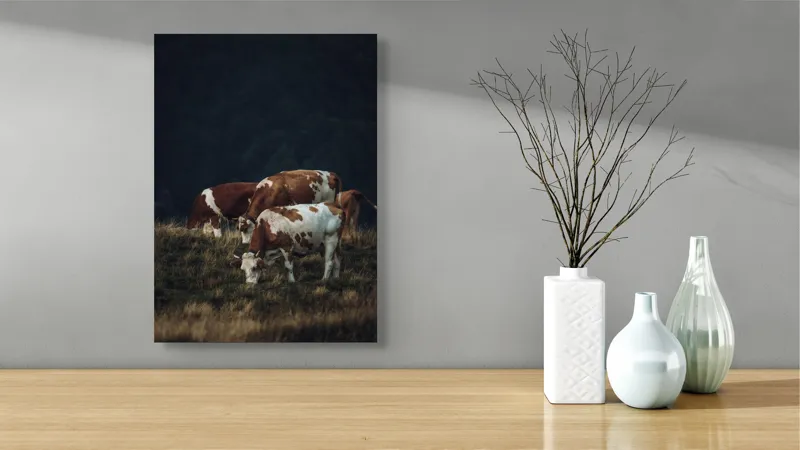 Tablou Canvas, "Vaci pașnice pe pășune montană", Vaci, Pășune, Verdeață, Apus, Natură, Serele, Coline, Tranquilitate, 39 x 54 cm – poza 4