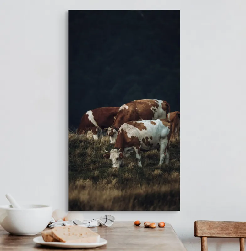 Tablou Canvas, "Vaci pașnice pe pășune montană", Vaci, Pășune, Verdeață, Apus, Natură, Serele, Coline, Tranquilitate, 50 x 90 cm – poza 3
