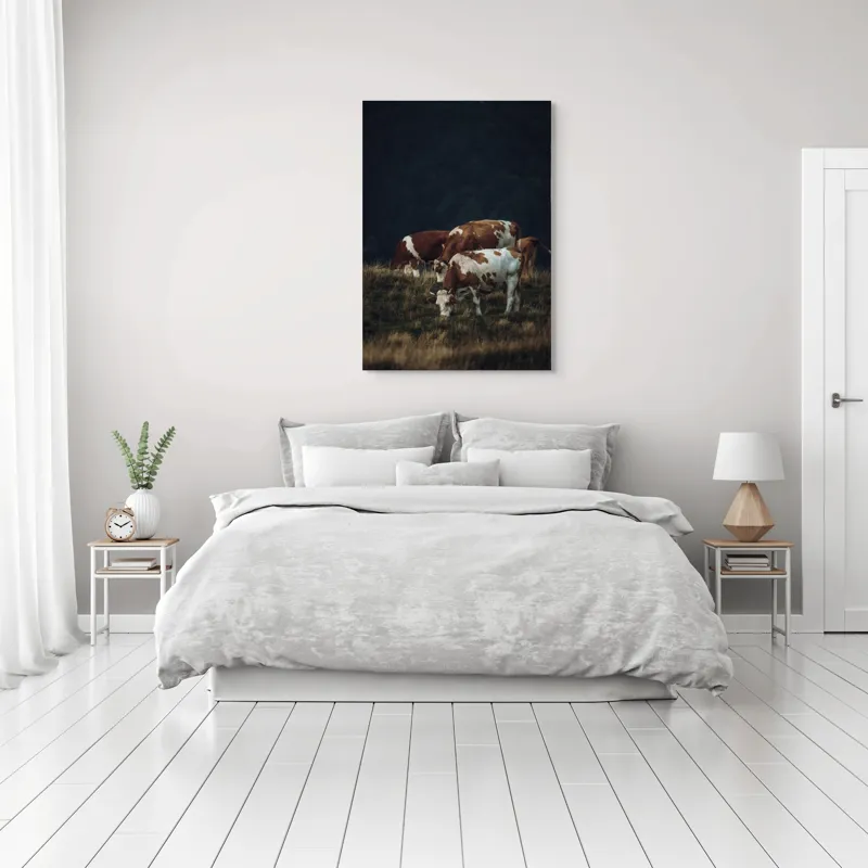 Tablou Canvas, "Vaci pașnice pe pășune montană", Vaci, Pășune, Verdeață, Apus, Natură, Serele, Coline, Tranquilitate, 70 x 100 cm – poza 3