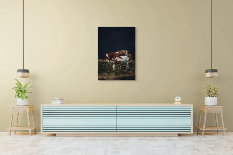 Tablou Canvas, "Vaci pașnice pe pășune montană", Vaci, Pășune, Verdeață, Apus, Natură, Serele, Coline, Tranquilitate, 70 x 100 cm – poza 5