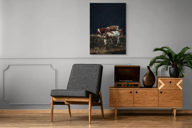 Tablou Canvas, "Vaci pașnice pe pășune montană", Vaci, Pășune, Verdeață, Apus, Natură, Serele, Coline, Tranquilitate, 70 x 100 cm – poza 6