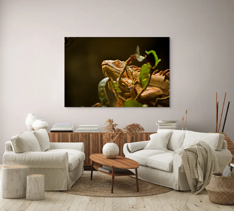 Tablou Canvas, "Iguana printre frunze verzi și uscate", Iguana, Frunziș, Reptilă, Natură, Verde, Ochi, Solzi, Ramură, 150 x 100 cm – poza 3