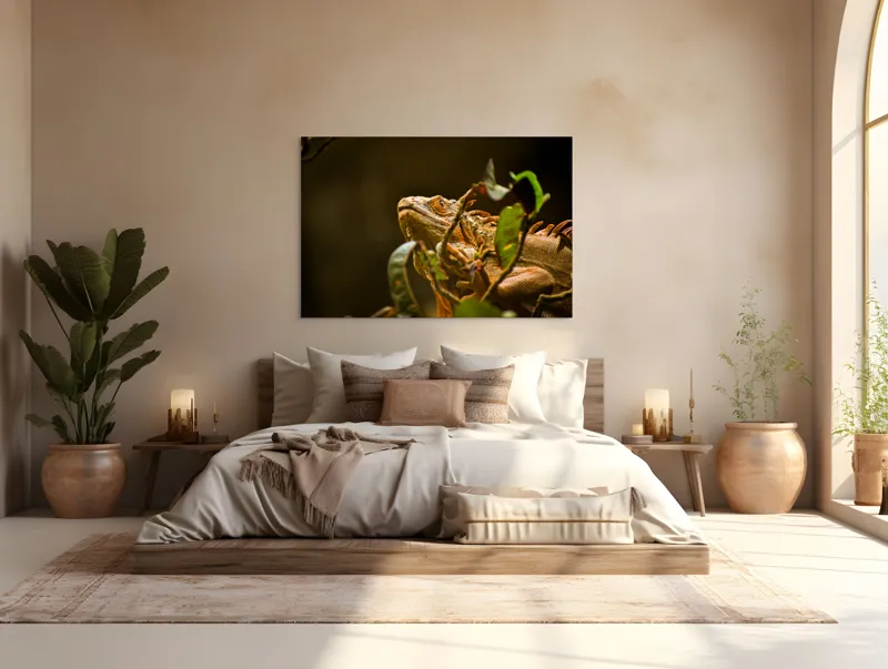 Tablou Canvas, "Iguana printre frunze verzi și uscate", Iguana, Frunziș, Reptilă, Natură, Verde, Ochi, Solzi, Ramură, 150 x 100 cm – poza 4