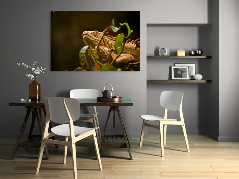 Tablou Canvas, "Iguana printre frunze verzi și uscate", Iguana, Frunziș, Reptilă, Natură, Verde, Ochi, Solzi, Ramură, 150 x 100 cm – poza 5