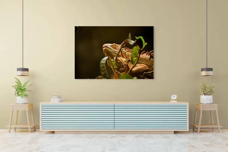 Tablou Canvas, "Iguana printre frunze verzi și uscate", Iguana, Frunziș, Reptilă, Natură, Verde, Ochi, Solzi, Ramură, 150 x 100 cm – poza 6