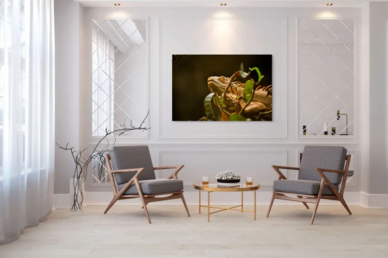 Tablou Canvas, "Iguana printre frunze verzi și uscate", Iguana, Frunziș, Reptilă, Natură, Verde, Ochi, Solzi, Ramură, 150 x 100 cm – poza 7