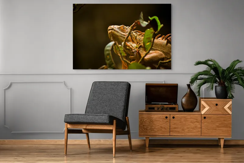 Tablou Canvas, "Iguana printre frunze verzi și uscate", Iguana, Frunziș, Reptilă, Natură, Verde, Ochi, Solzi, Ramură, 150 x 100 cm – poza 8