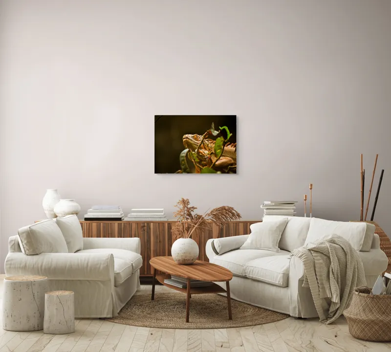 Tablou Canvas, "Iguana printre frunze verzi și uscate", Iguana, Frunziș, Reptilă, Natură, Verde, Ochi, Solzi, Ramură, 70 x 50 cm – poza 6