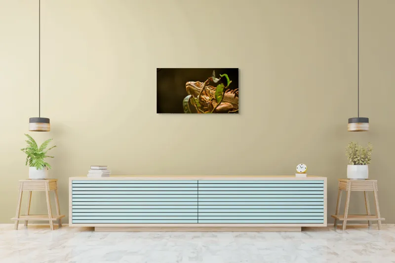 Tablou Canvas, "Iguana printre frunze verzi și uscate", Iguana, Frunziș, Reptilă, Natură, Verde, Ochi, Solzi, Ramură, 90 x 50 cm – poza 5
