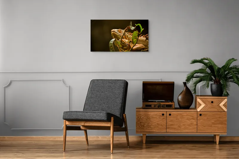 Tablou Canvas, "Iguana printre frunze verzi și uscate", Iguana, Frunziș, Reptilă, Natură, Verde, Ochi, Solzi, Ramură, 90 x 50 cm – poza 6