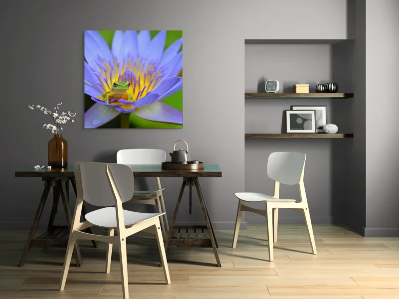 Tablou Canvas, "Broasca pe floare de nufăr albăstruie", Floare, Broască, Mov, Verde, Natură, Frumusețe, Delicatețe, 100 x 100 cm – poza 6