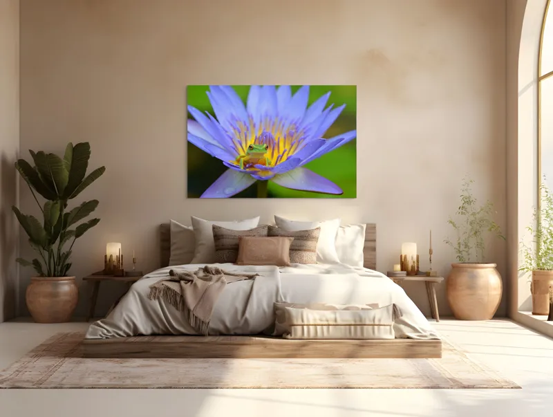 Tablou Canvas, "Broasca pe floare de nufăr albăstruie", Floare, Broască, Mov, Verde, Natură, Frumusețe, Delicatețe, 150 x 100 cm – poza 4