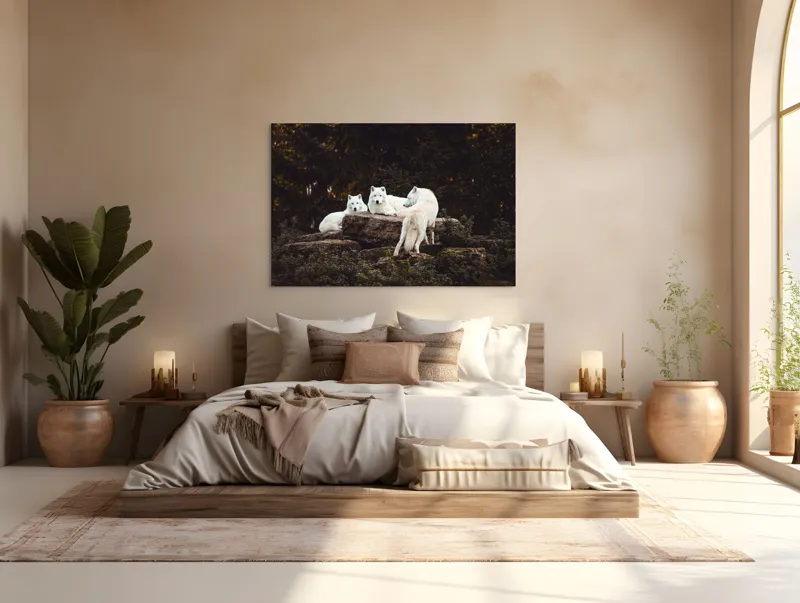 Tablou Canvas, "Lupi albi odihnindu-se în pădure", Lupi, Stânci, Pădure, Vegetație, Odihnă, Priviri, Alb, 150 x 100 cm – poza 4