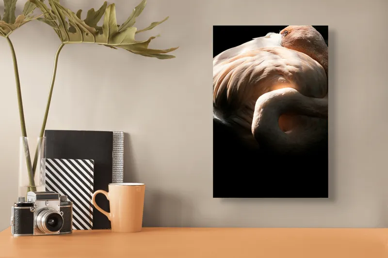 Tablou Canvas, "Flamingo în lumina blândă a soarelui", Flamingo, Eleganță, Lumină, Textură, Contrast, Încovoiat, Grație, Serenitate, 26 x 39 cm – poza 3