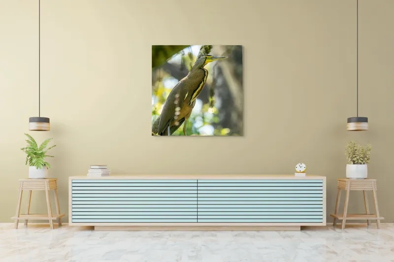 Tablou Canvas, "Pasărea contemplativă pe crengile verzi", Pasăre, Ramură, Pădure, Pană, Cioc, Frumusețe, Natură, Lumină, Verdeață, Serenitate, 100 x 100 cm – poza 5
