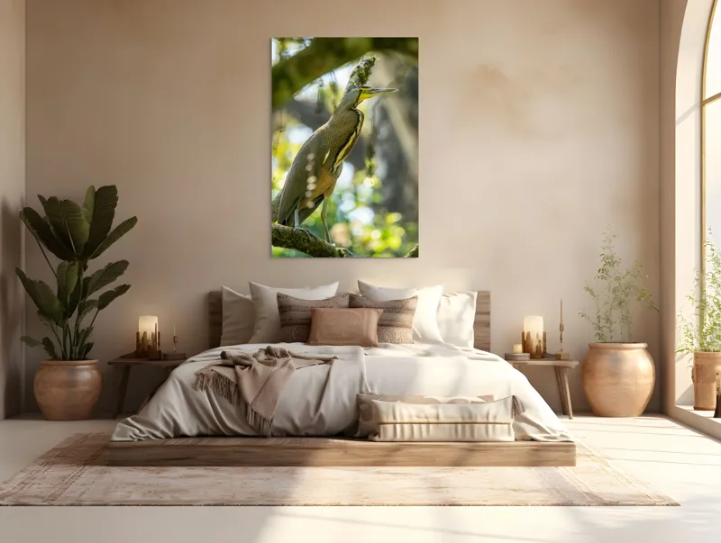 Tablou Canvas, "Pasărea contemplativă pe crengile verzi", Pasăre, Ramură, Pădure, Pană, Cioc, Frumusețe, Natură, Lumină, Verdeață, Serenitate, 100 x 150 cm – poza 3