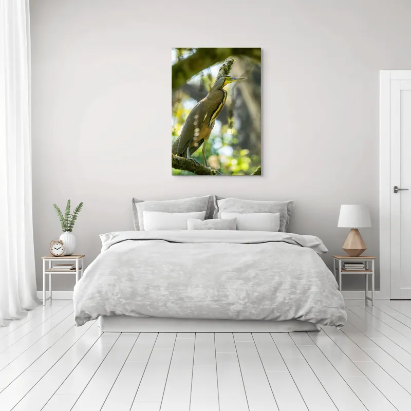Tablou Canvas, "Pasărea contemplativă pe crengile verzi", Pasăre, Ramură, Pădure, Pană, Cioc, Frumusețe, Natură, Lumină, Verdeață, Serenitate, 70 x 100 cm – poza 3