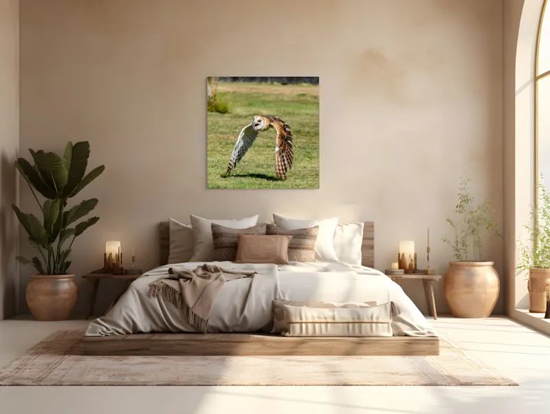 Tablou Canvas, "Bufnița în zbor deasupra pajiștii", Bufniță, Zbor, Pene, Iarbă, Viteză, Grație, Natură, Vânătoare, Eleganță, Libertate, 100 x 100 cm – poza 4