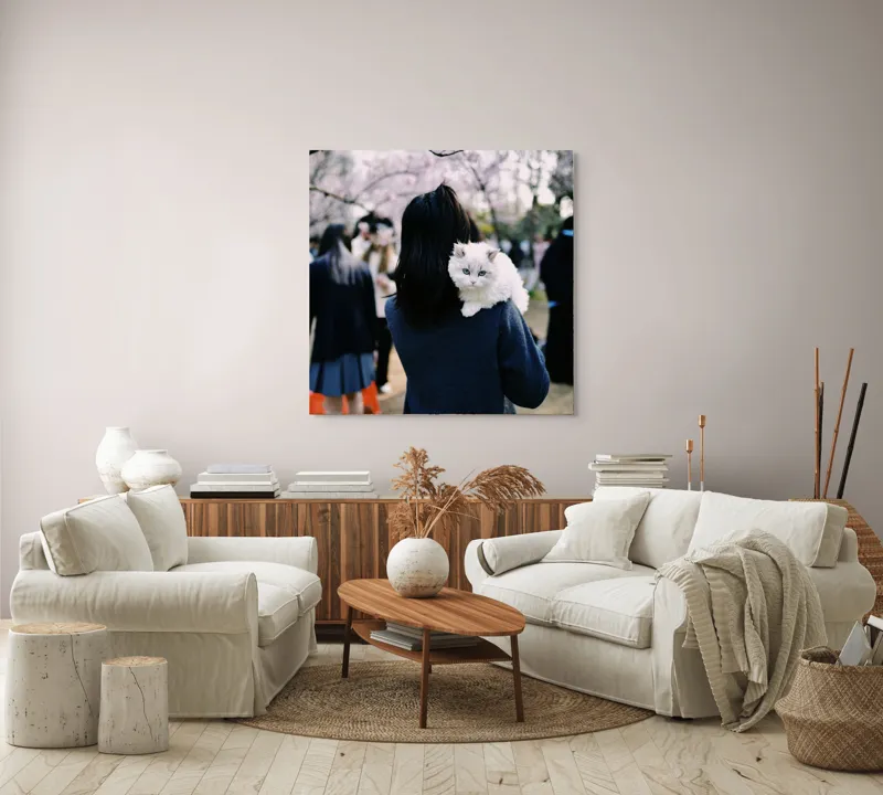 Tablou Canvas, "Micuța pisică și agitația urbană", Pisoi, Fluffy, Albastru, Privire, Parcuri, Primăvară, Agitație, Copac, Haine, Mână, Peisaj, Persoane., 100 x 100 cm – poza 3