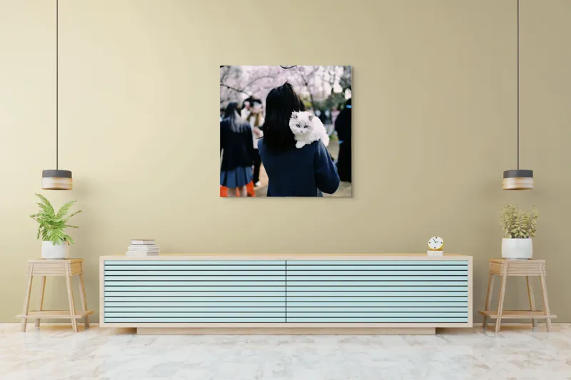 Tablou Canvas, "Micuța pisică și agitația urbană", Pisoi, Fluffy, Albastru, Privire, Parcuri, Primăvară, Agitație, Copac, Haine, Mână, Peisaj, Persoane., 100 x 100 cm – poza 5